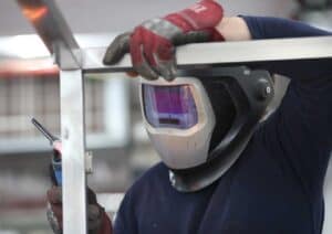 Homme en train de souder Shemesh Automation